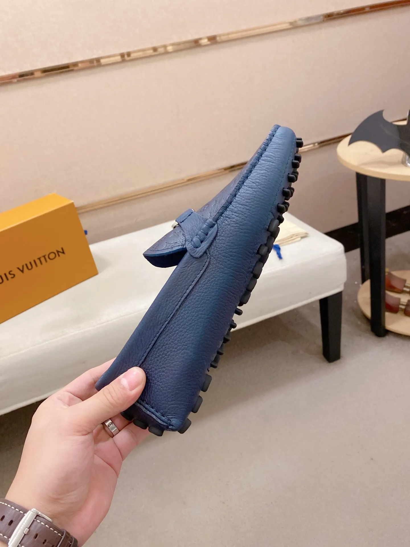 Factory price: 500💰High-end quality! LV 🆕🆕Exclusive hot-selling products in stock🔥🔥New products on the shelves, high-quality Ferragamo men's pea shoes, high-end casual driving shoes, with complete packaging! 💪 💪 Material: imported pebbled first-layer cowhide 🐂 + imported high-quality buffalo leather lining + wear-resistant outsole 👍🏻👍🏻 Features: high-end and comfortable, purely handmade 🚀 🚀 Create the perfect shoe that suits you best 🔥 🔥 Size: (38-44) 45 standard size can be customized!